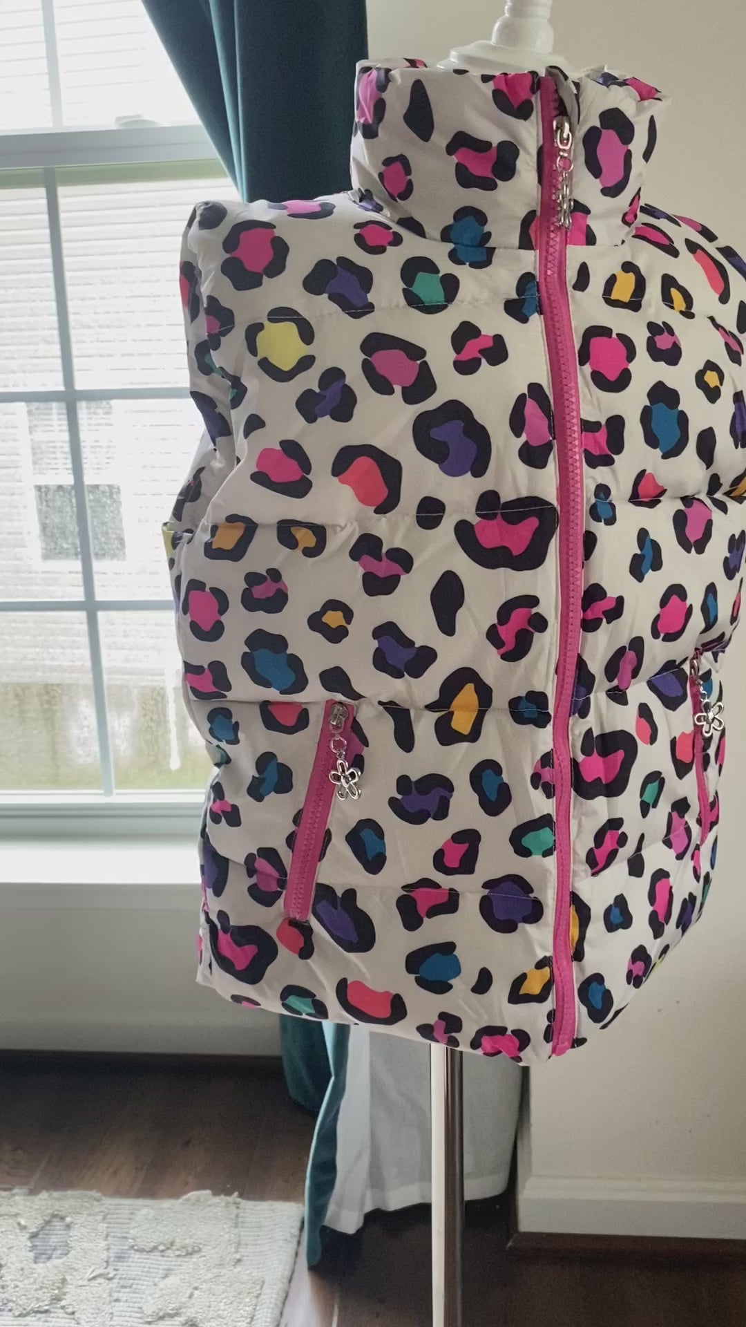 Load and play video in Gallery viewer, Leopard Print Bubble Vest